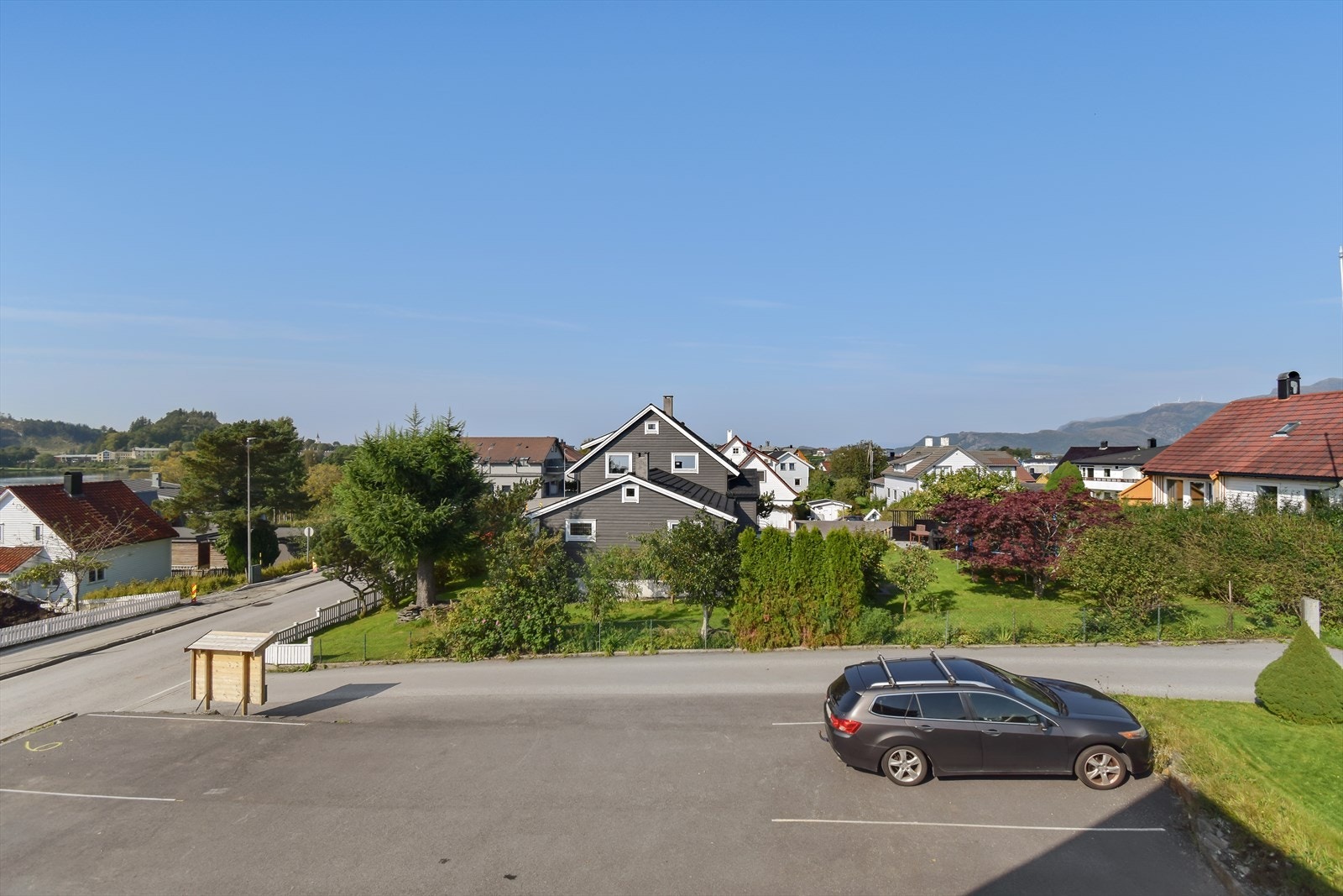 Firdavegen er et ideelt strøk for barnefamilier som ønsker en sentral beliggenhet og samtidig kort vei til de fleste servicetilbud. I tillegg gangavstand til barnehager, barneskole, samt opparbeidet gang -og sykkelvei til ungdom -og videregående skole. Galleribilde