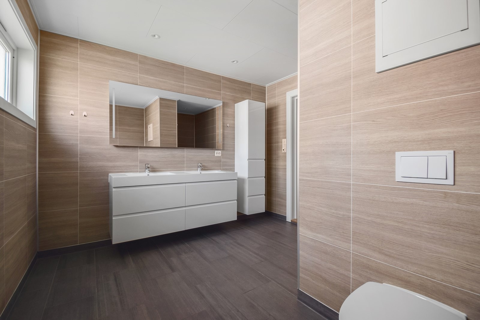 Moderne og stilrent bad renovert i 2018 Galleribilde