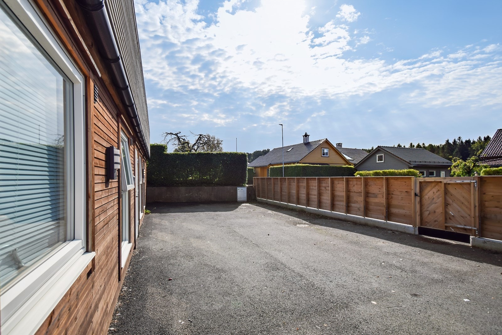 Sokkelleilighetene deler felles inngang i fra sør og er avdelt fra hovedetasjen. Det er montert gjerde med port langs Firdavegen Galleribilde