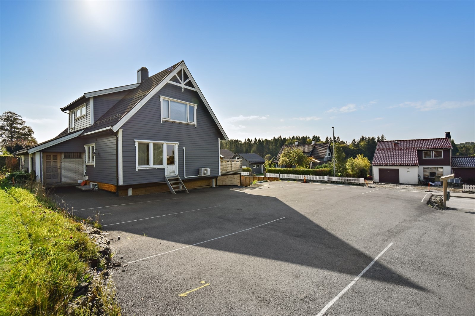 Eiendommen har 6 oppmerket biloppstillingsplassen på tomten. For offentlig transport har bybuss og rutebuss holdeplass i retning Brandsøy og Havreneset langs Firdavegen. Galleribilde