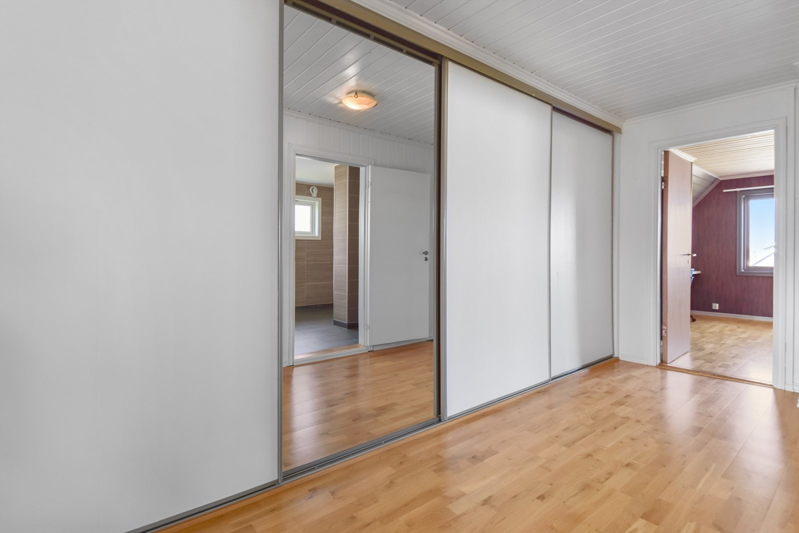 I andre etasje er det skyvedørsgarderobe som gir gode oppbevaringsmuligheter for hele familien. Etasjen er på 72 kvadratmeter Galleribilde