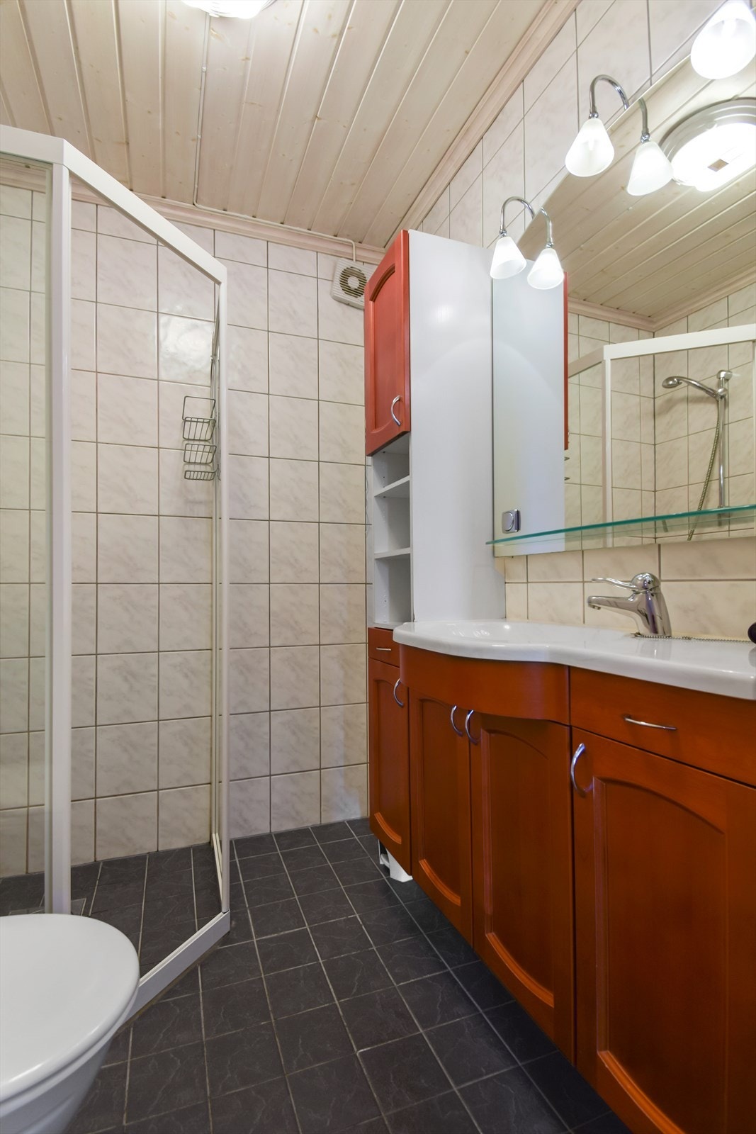 Boligens hoveddel (1.& 2.etg.) har et bad i hver etasje Galleribilde