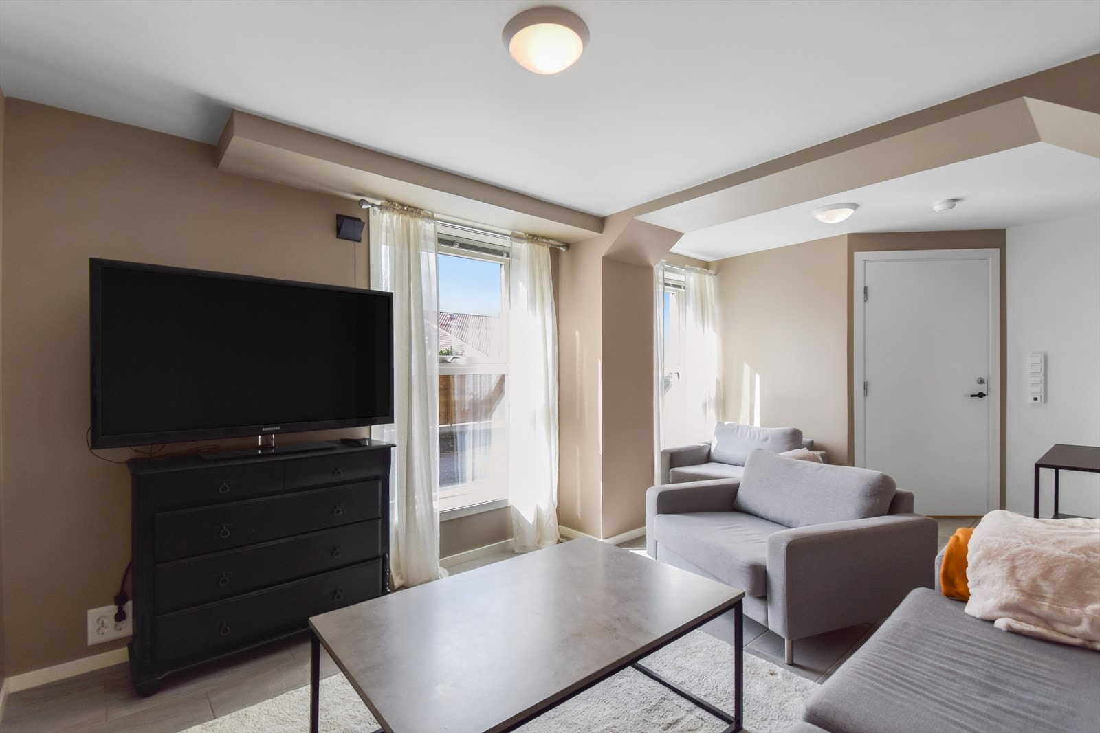 Stue med åpen løsning til kjøkken Galleribilde