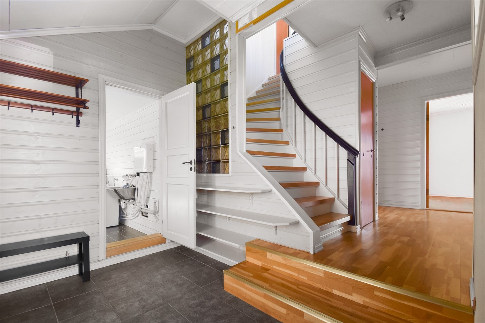 Fra gang er det inngang til vaskerom som forøvrig har innv. og utvendig tilkomst. Etasjen er på 112 kvadratmeter med varmepumpe i gang og stue. Galleribilde