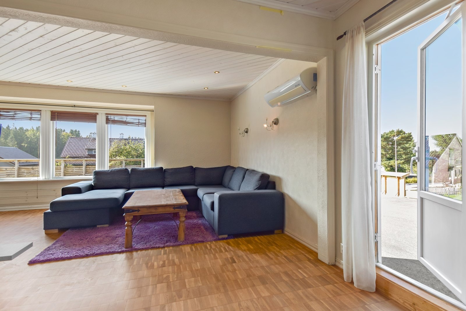 Mellom spisestue og stue er det utgang til biloppstillingsplassen mot vest. Galleribilde