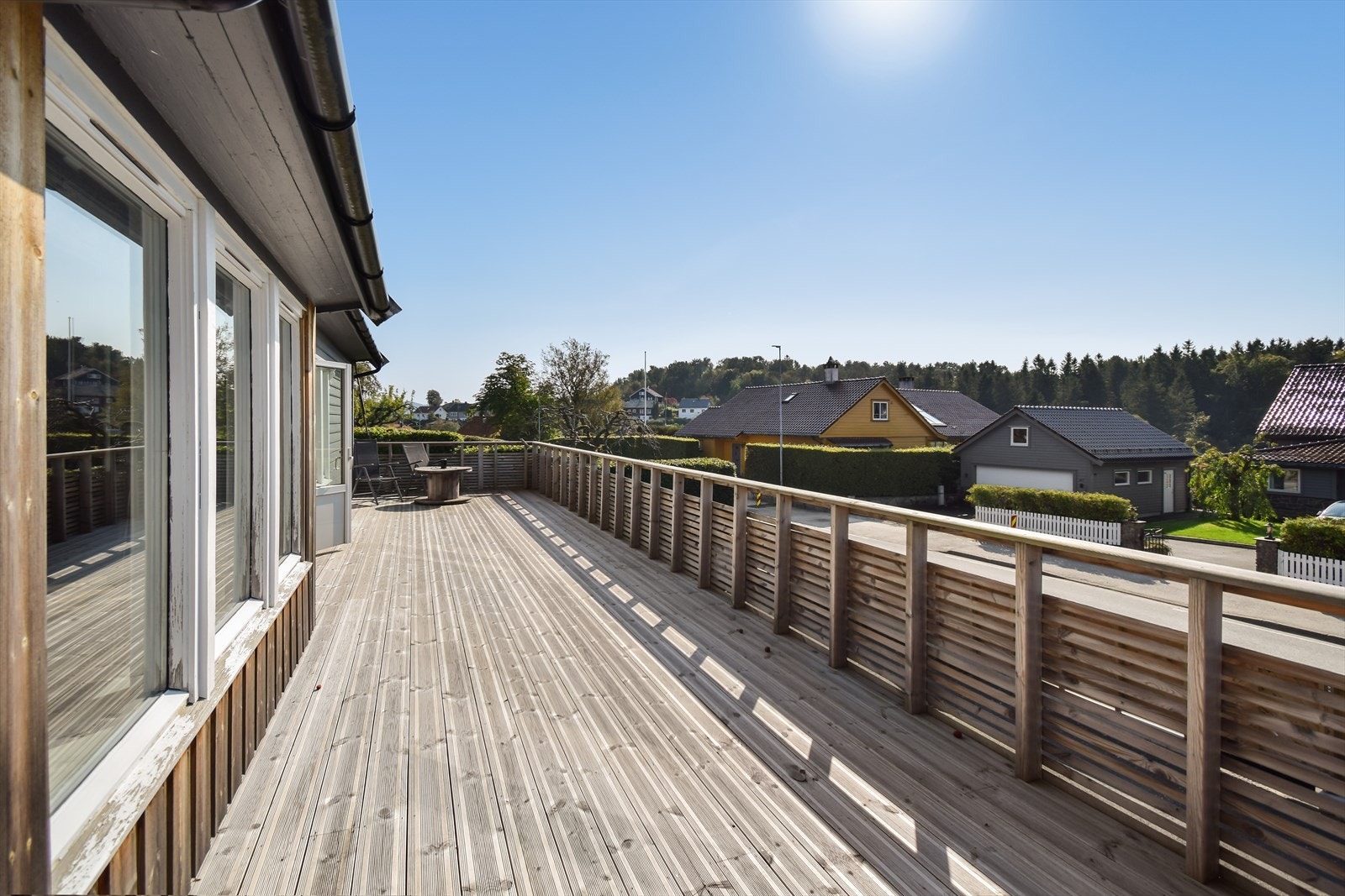 Stor terrasse mot sør-vest. Her vil man kunne nytte seg av gode solforhold og god plass til utemøbler. Galleribilde