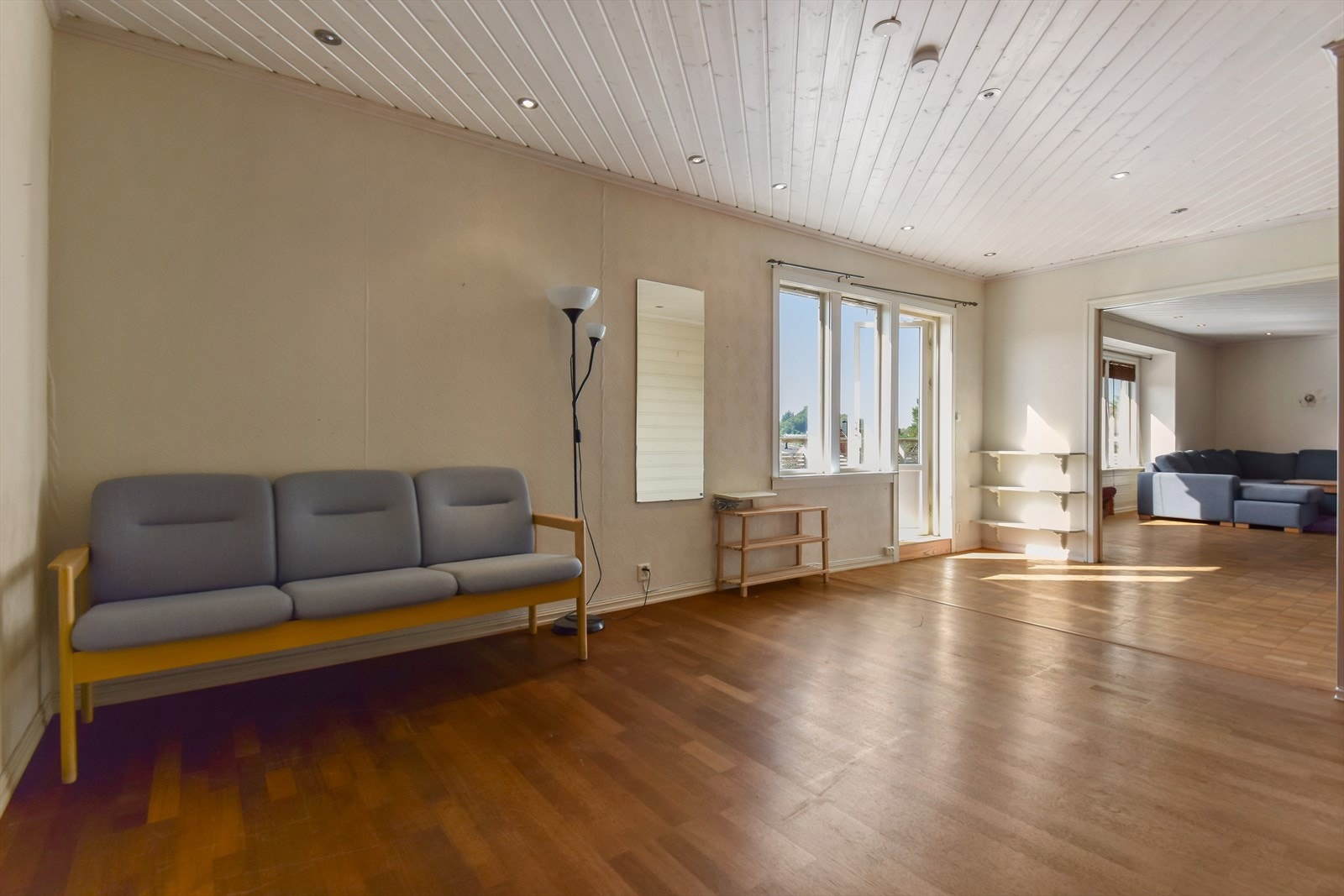 Deler av rommet er godkjent som soverom og det kan tilbakeføres uten søknadsplikt. Det er også utgang til sørvest vendt terrasse med flotte solforhold Galleribilde