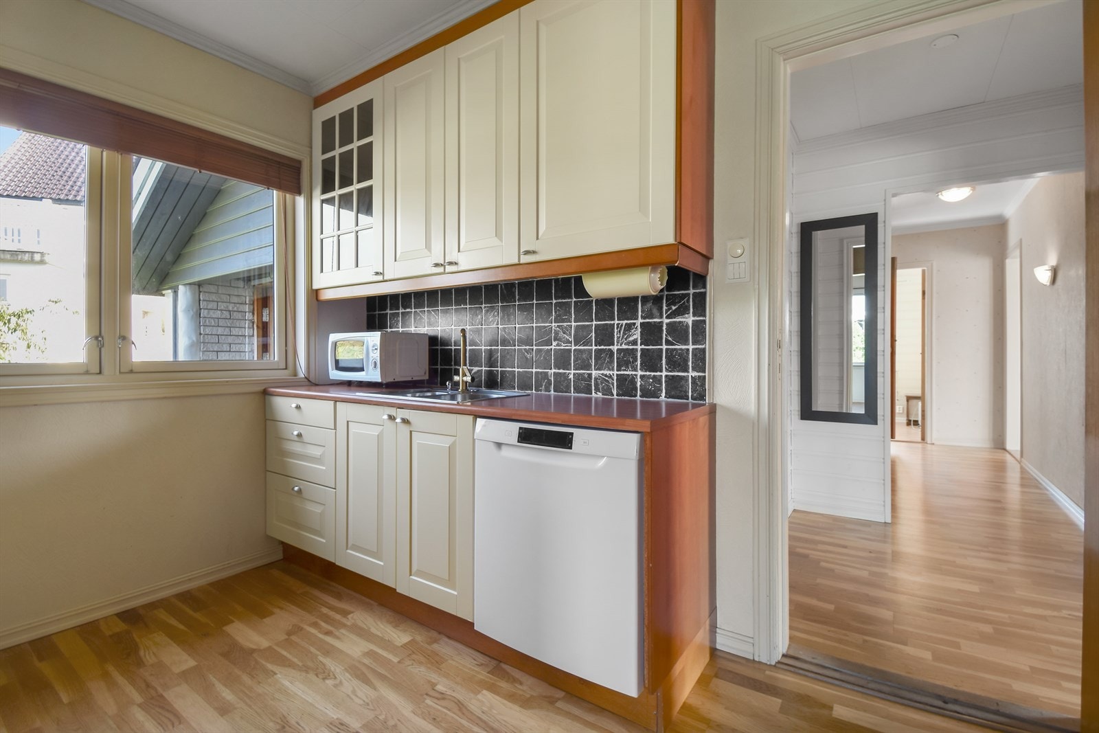 I hovedetasjen er det montert et parallell kjøkken bestående separat våt -og stekesone. Galleribilde