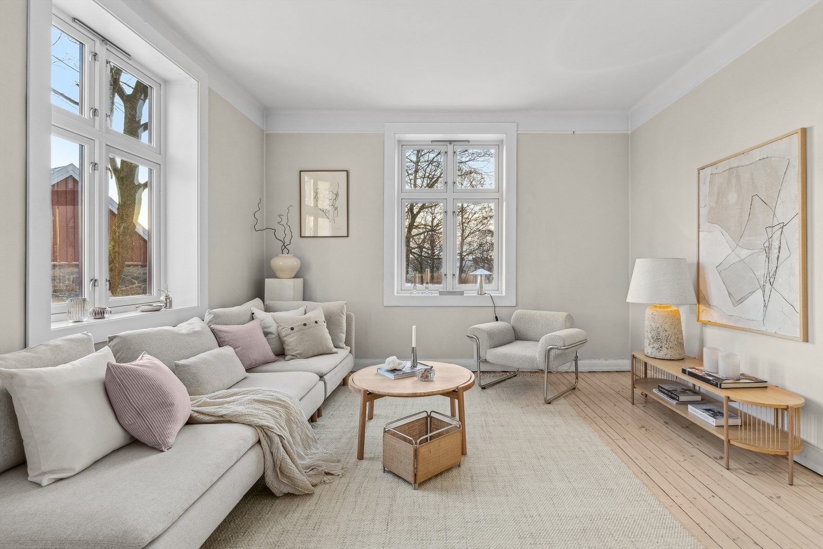 Store vindusflater som gir godt med naturlig lys Galleribilde