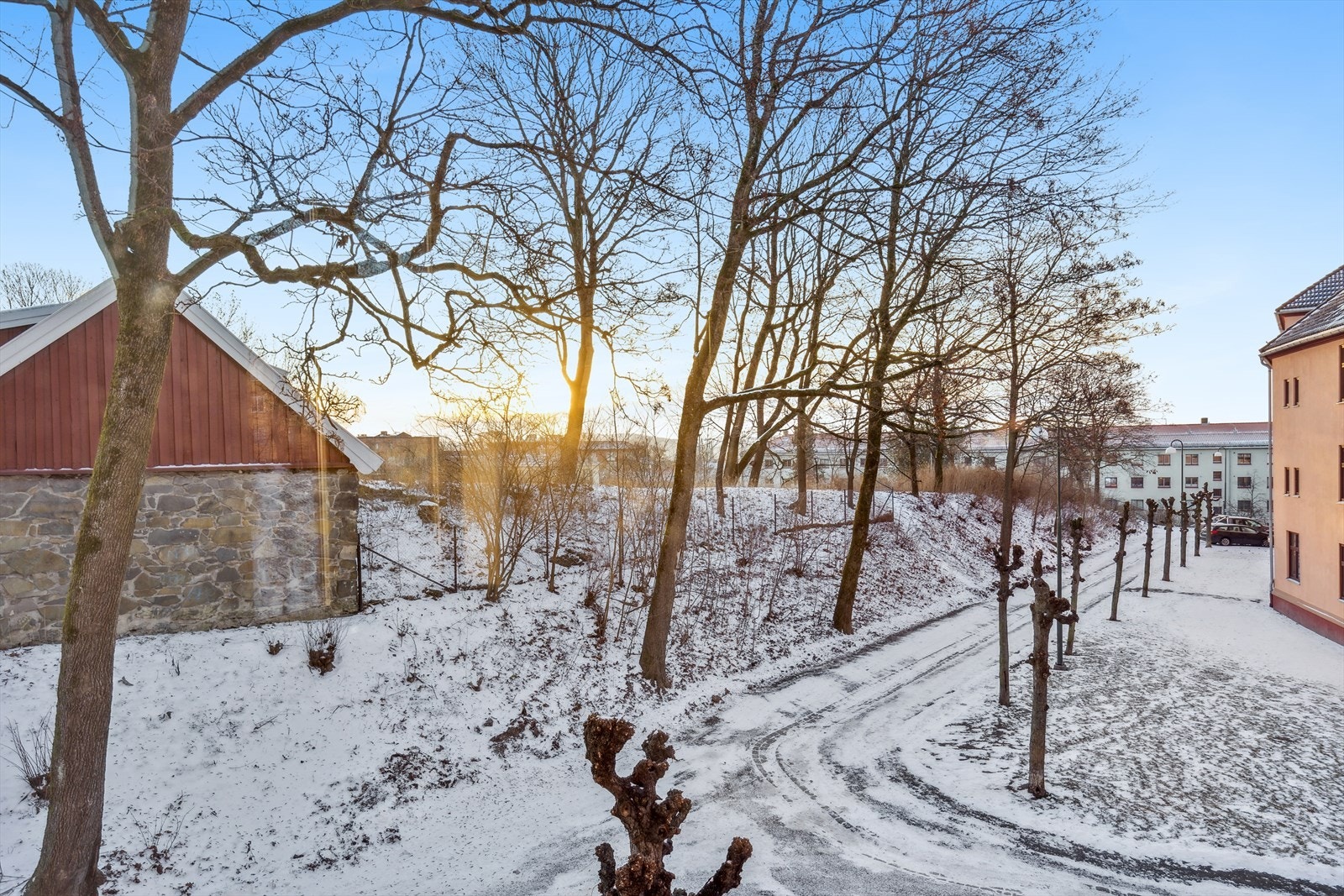 Stuen er vendt mot Vøienvollen gård med frodig grønt utsyn Galleribilde