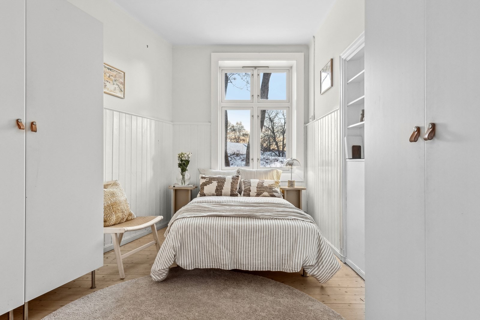 Romslig soverom med god plass til dobbeltseng og garderobeskap Galleribilde