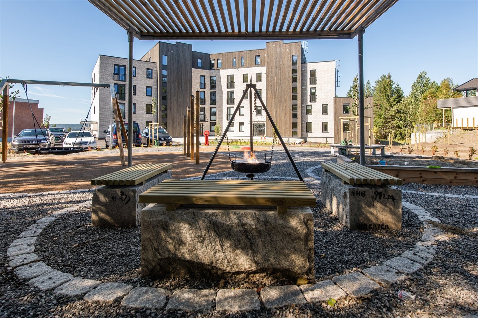 Utearealer med opparbeidet lekeplass, gjesteparkeringsplasser med mer. Galleribilde