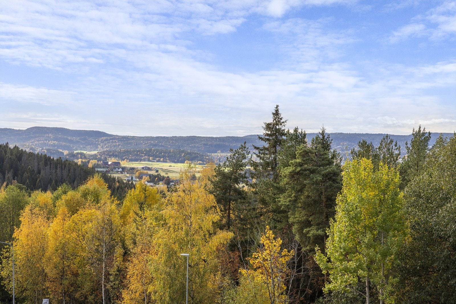 Flott og fri utsikt fra balkongen. Blystadlia er omkranset av store skogs- og turområder, med fine turstier til blant annet Bjønnåsen og Ramstadslottet. Galleribilde