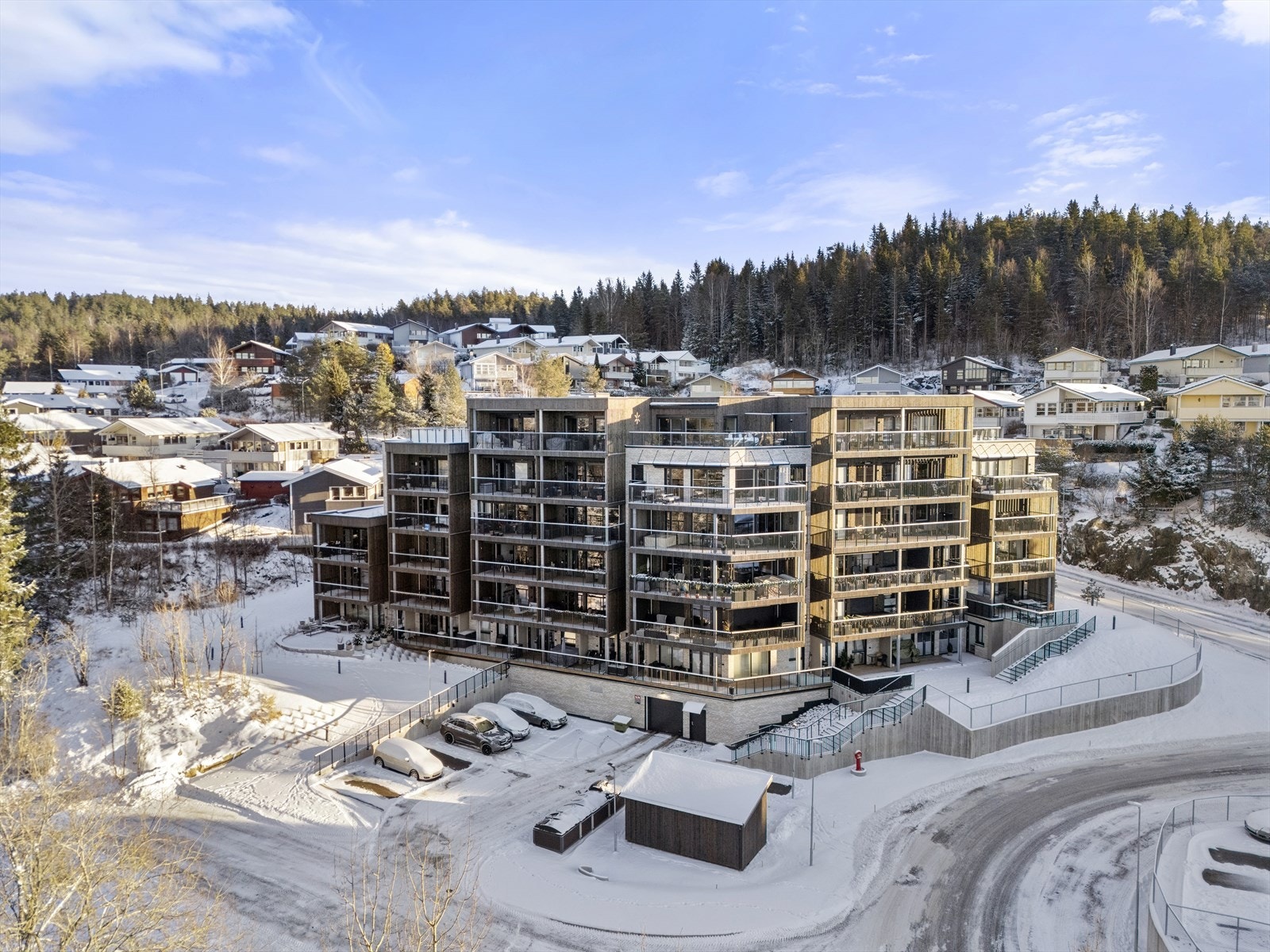 Moderne, boligbygg med god standard og fasiliteter som heis og medfølgende garasjeplass. Galleribilde