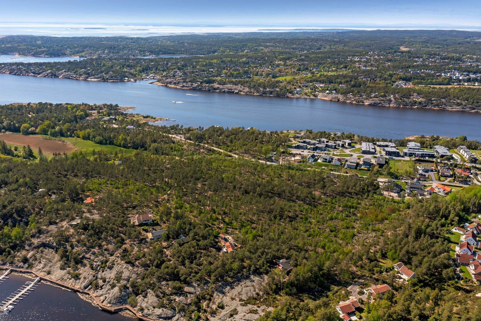 Dronefoto over tomteområdet mot Vesterelva Galleribilde