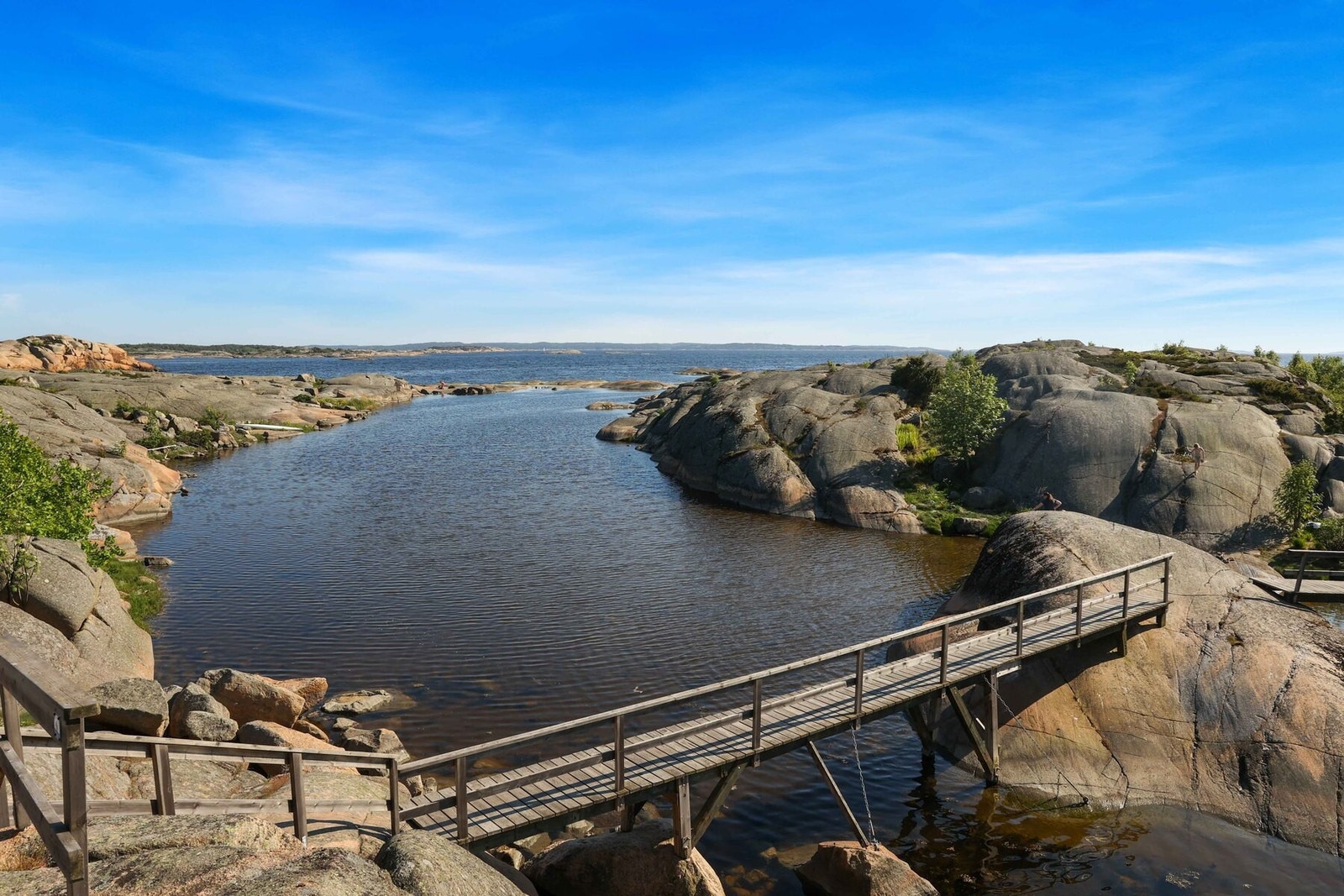 Det er tilrettelagt med broer ut til flere holmer ytterst på Langøya Galleribilde