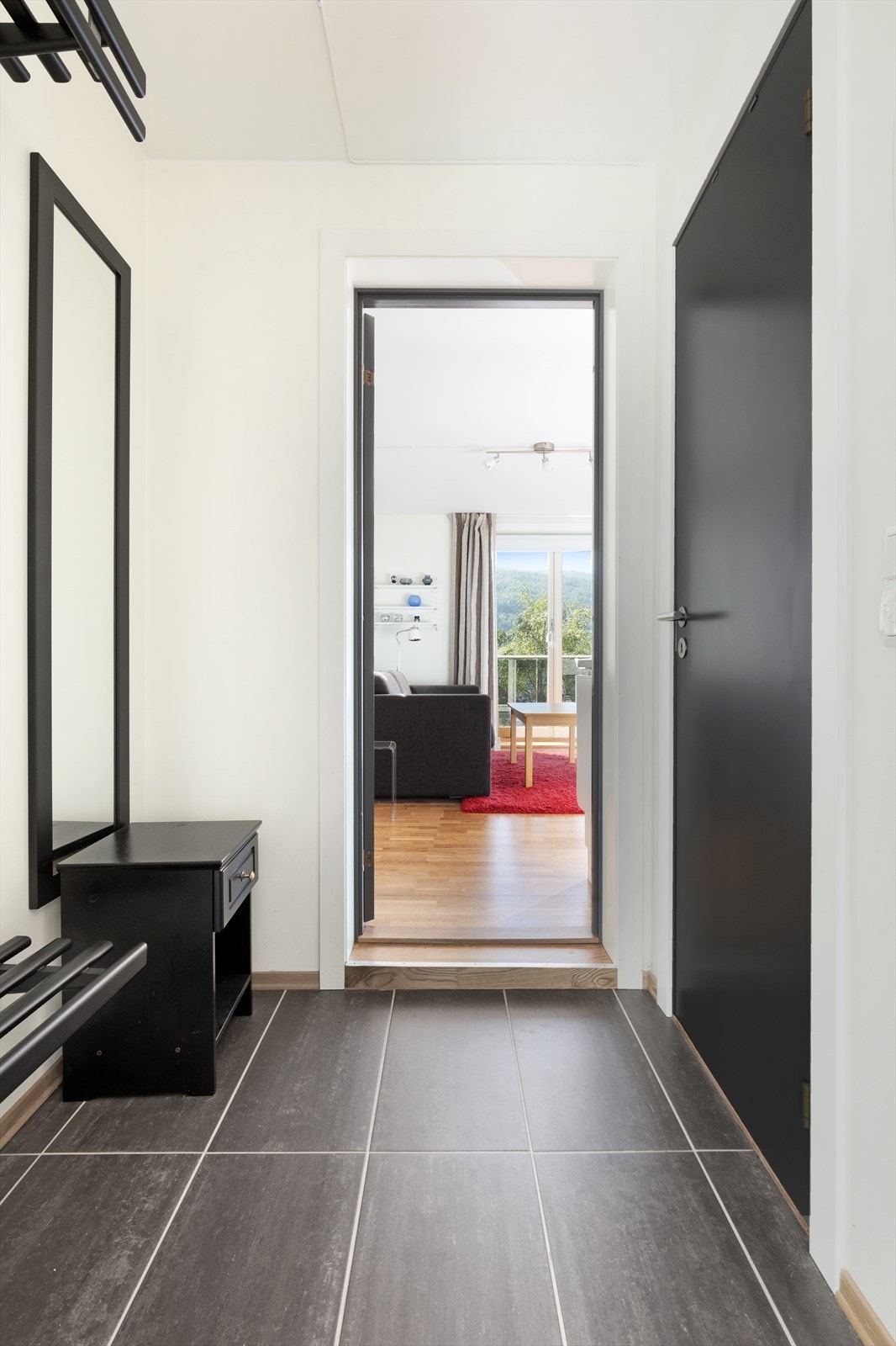 Entré har fliser på gulv, sko- og hattehylle, samt knagger. Plass til et garderobeskap om ønskelig. Galleribilde