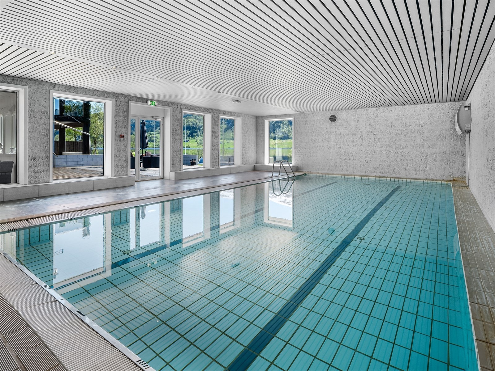 Svømmebasseng har nylig vært gjennom en rehabilitering og er nå ferdigstilt. Bildet er tatt i forkant. Dette, samt terrasse utenfor, er også en del av fellesarealer. Galleribilde