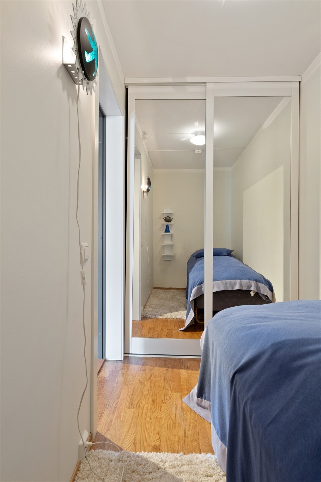 Dette rommet er innredet med en flott skyvedørsgarderobe med speilfronter. Rom er godkjent som bod, benyttet som sovealkove. Galleribilde