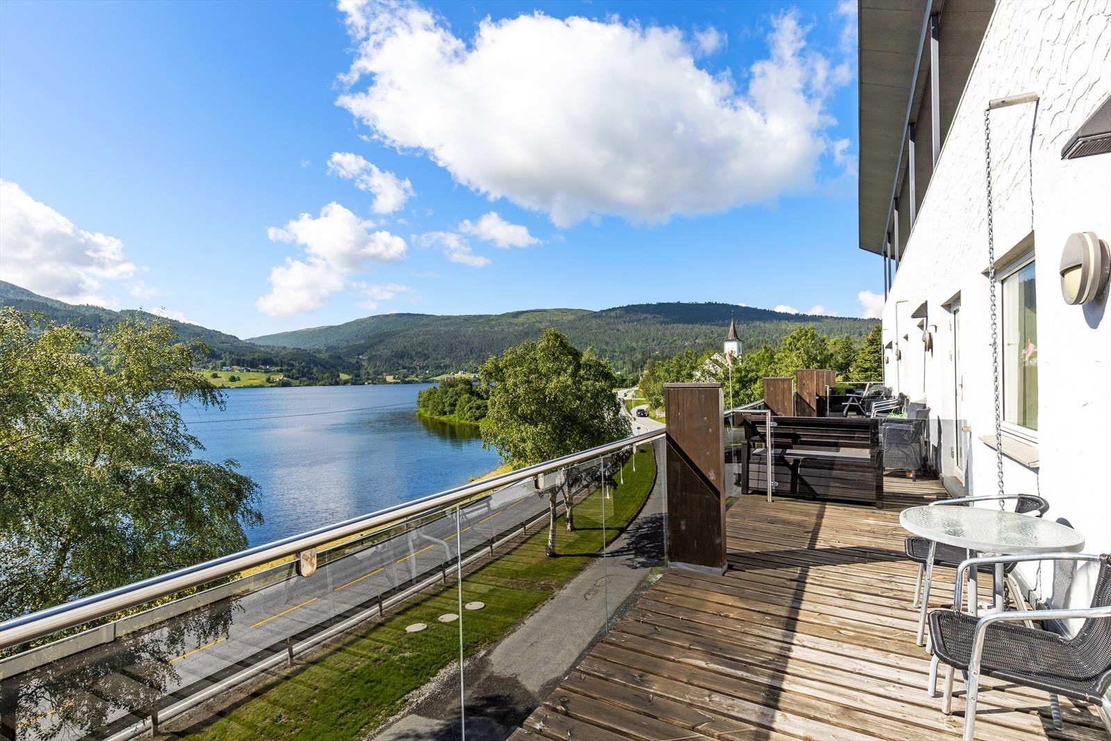 Når vår og sommer er i anmarsj blir altanen en naturlig forlengelse av stuen, hvor man har svært gode sol- og utsiktsforhold. Galleribilde