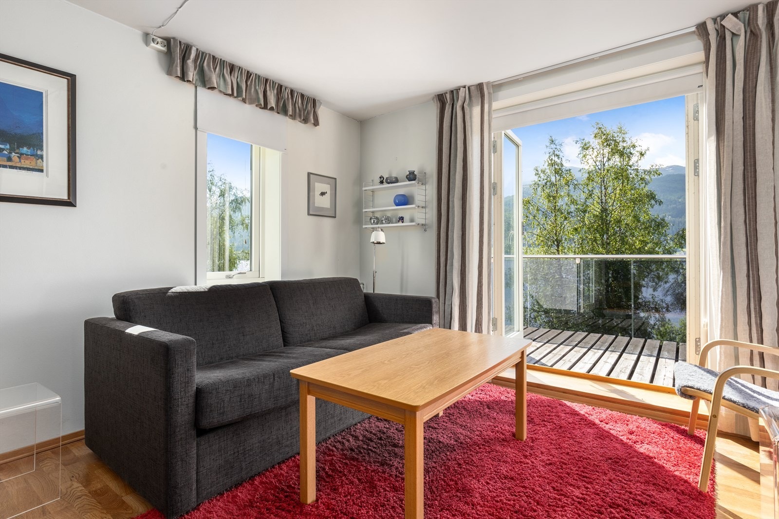 Beliggenheten på hjørnet i bygget sikrer rikelig med lysinnslipp fra flere sider, mens man kun har naboer på den ene siden. Galleribilde