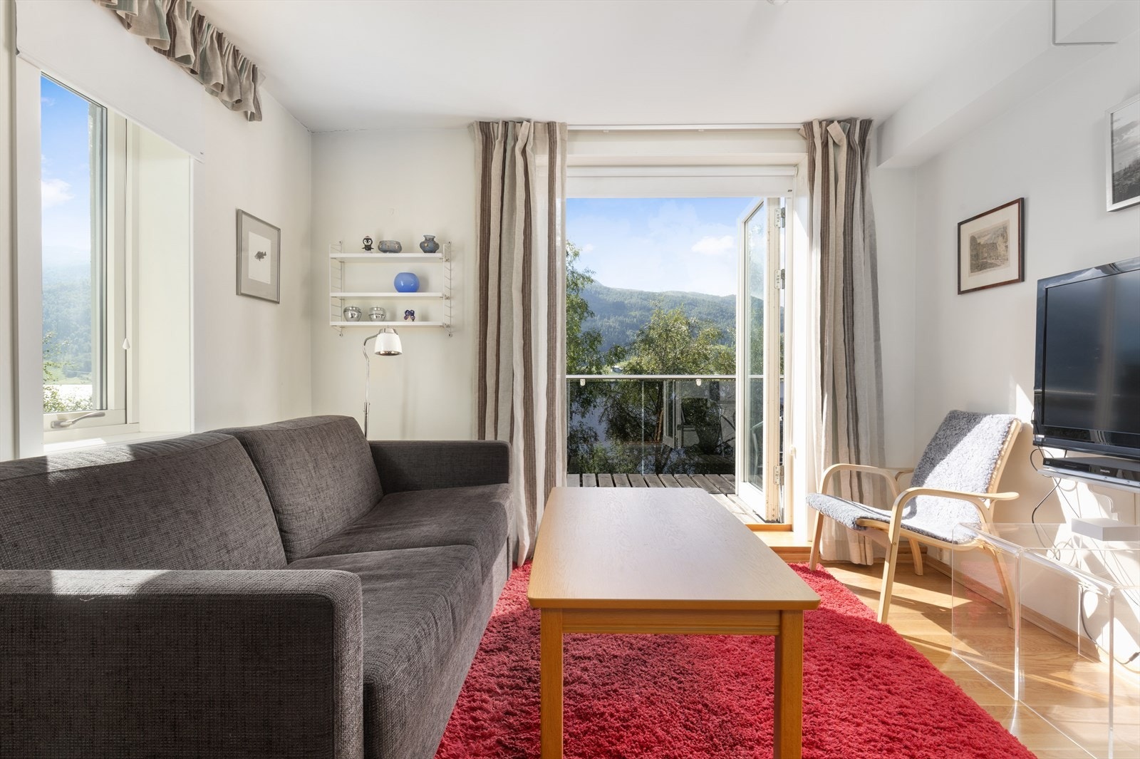 Den todelte stuen gir naturlig avdeling for både sofagruppe og spisebord. Fra denne delen av stuen er det utgang til altanen. Galleribilde