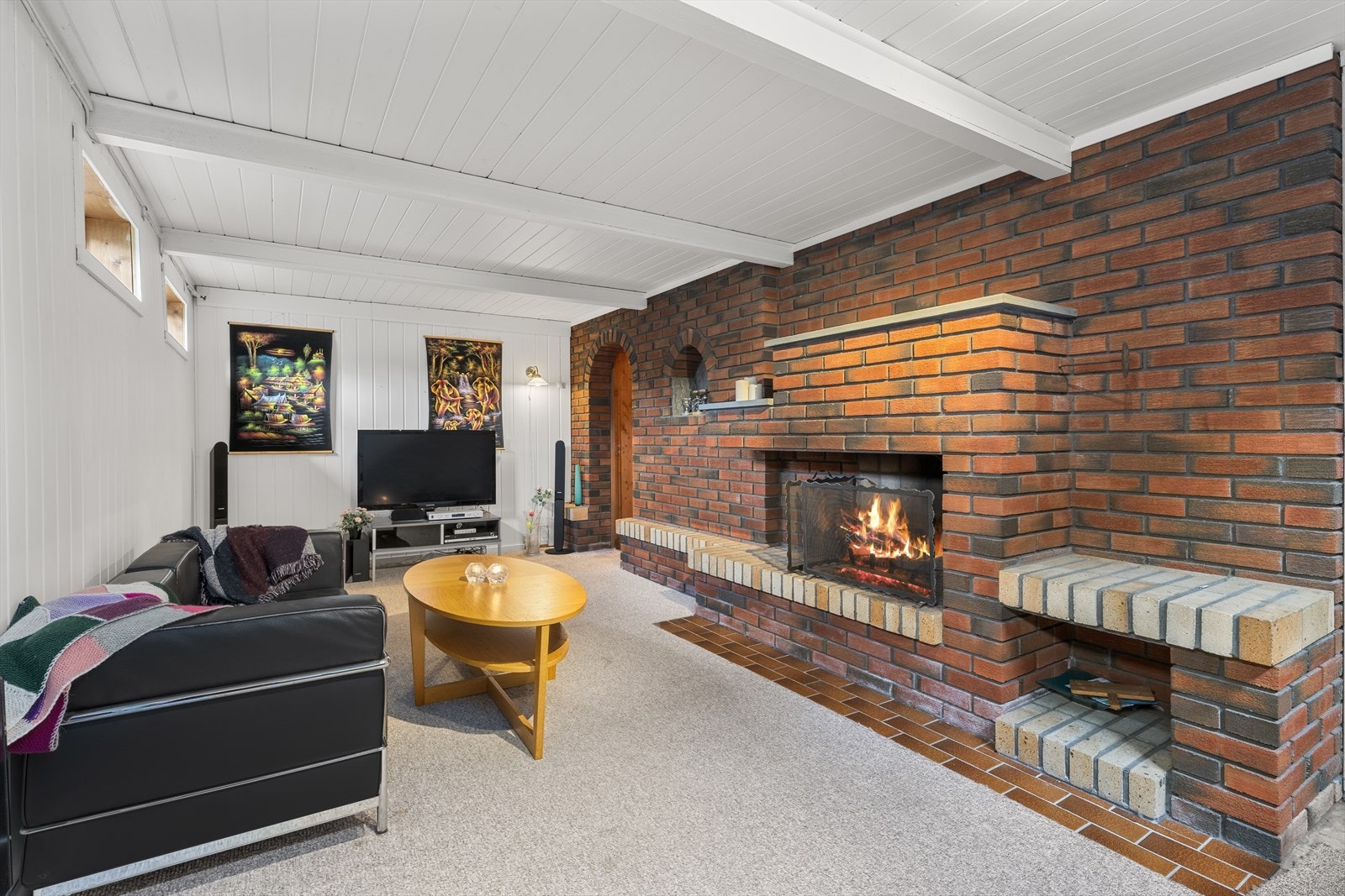 Den åpne peisen sørger for en trivelig atmosfære Galleribilde