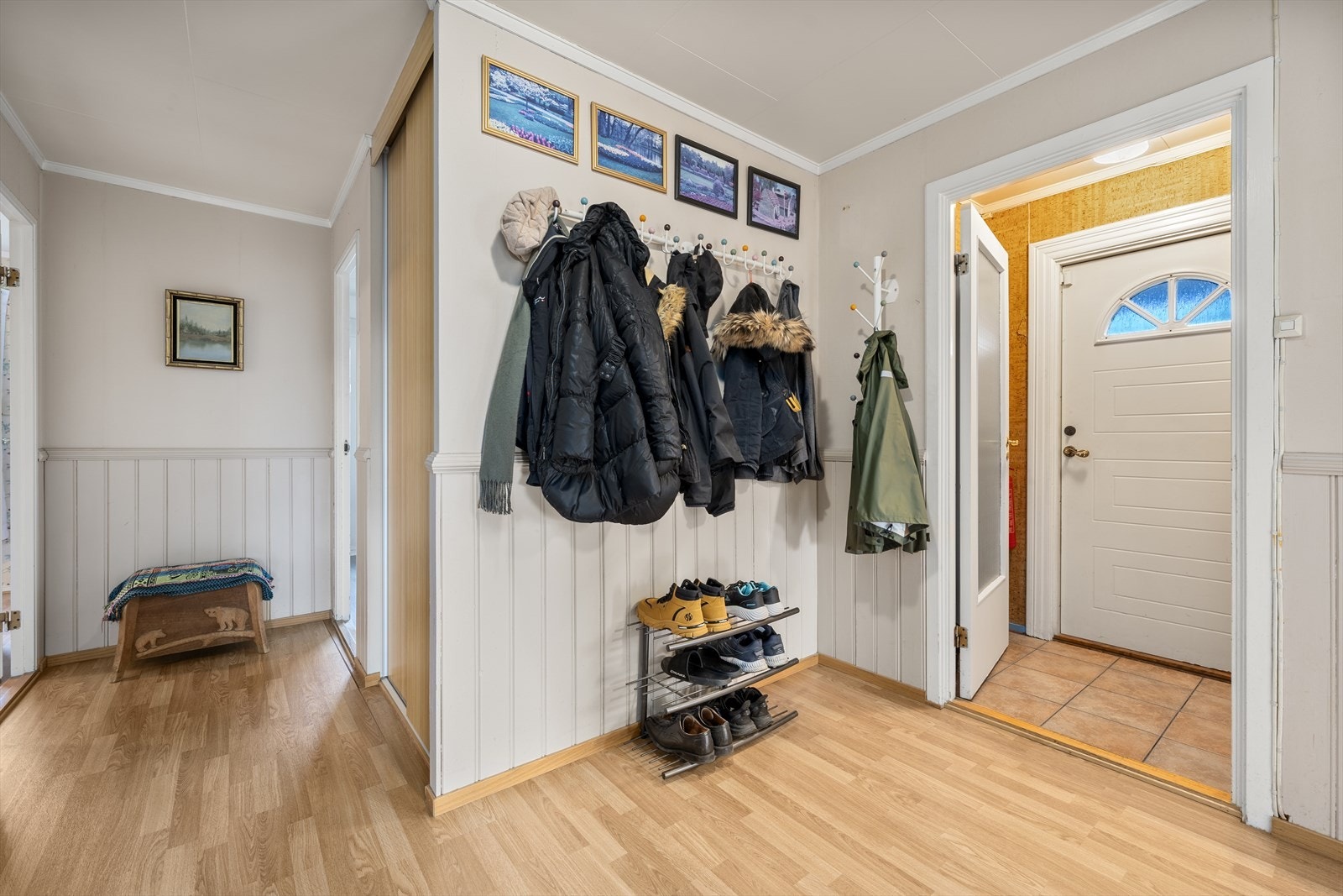 Hyggelig entrè med god plass til oppbevaring av sko og yttertøy Galleribilde