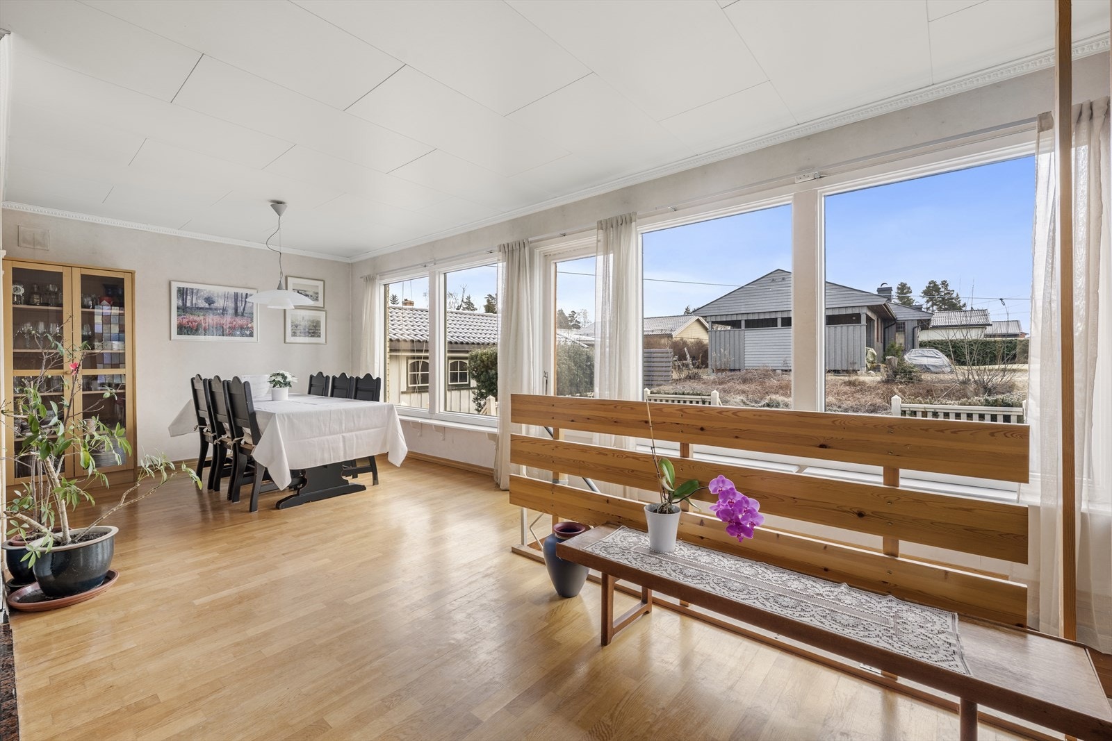 De store vindusflatene sørger for et svært godt lysinnslipp Galleribilde