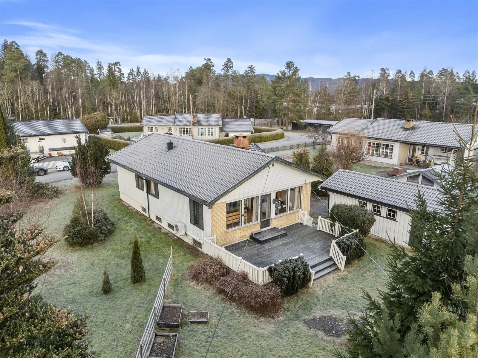 Med denne beliggenheten har man umiddelbar nærhet til skog og mark Galleribilde