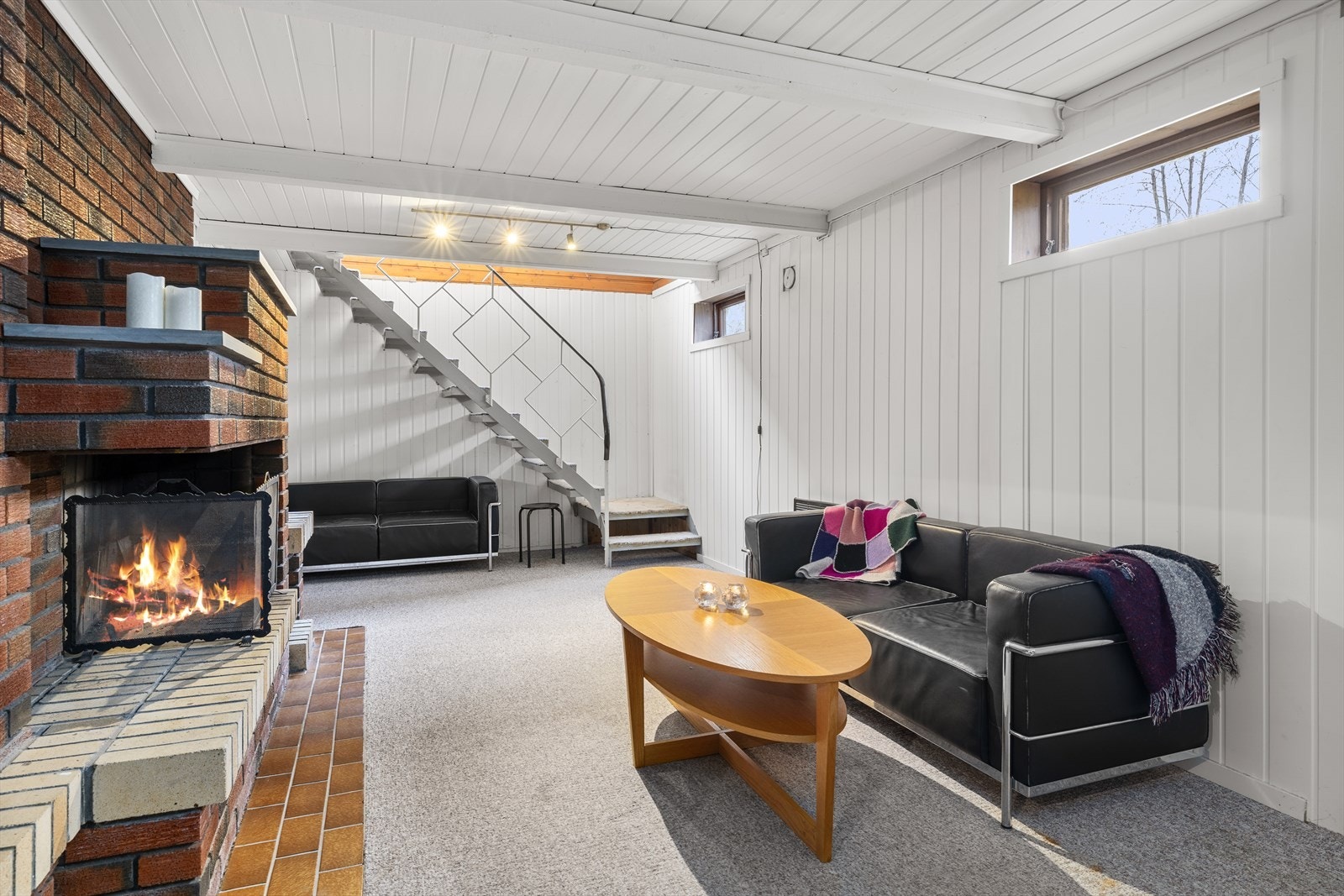 Praktisk kjellerstue (ikke godkjent) med god plass til sofagruppe og annen møblement Galleribilde