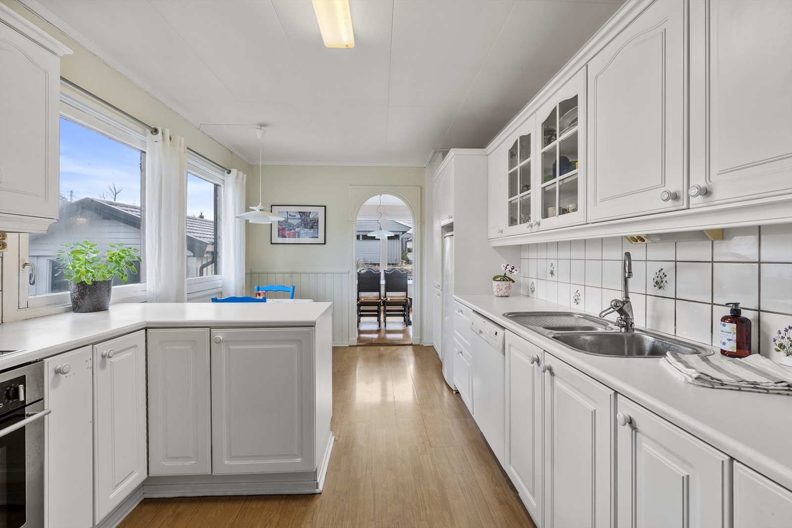 Lyst kjøkken med profilerte fronter Galleribilde