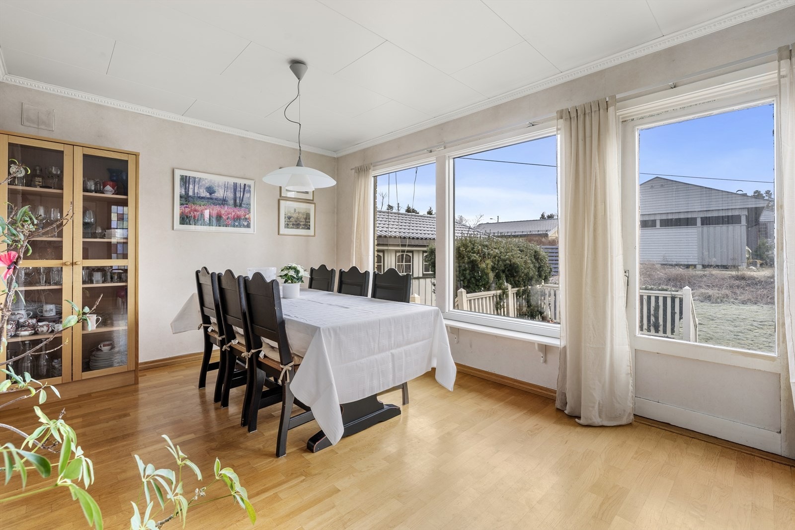 Trivelig spisestue med god plass til langbord Galleribilde