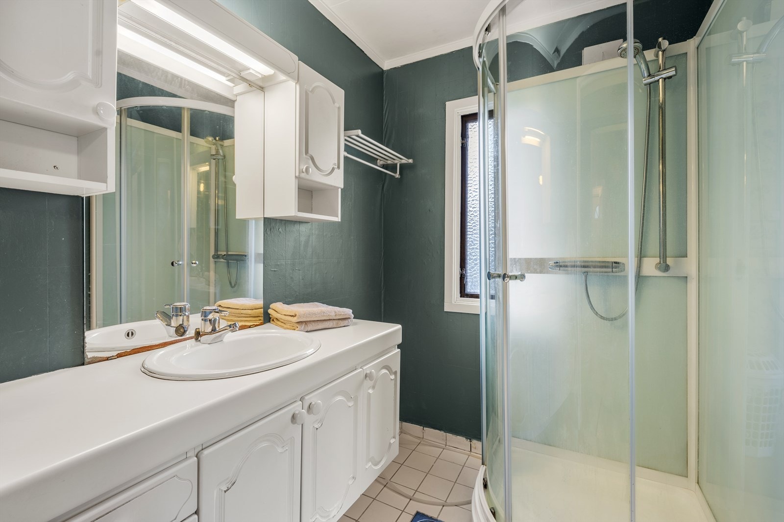 Baderom med varmekabler i gulv og dusjkabinett Galleribilde