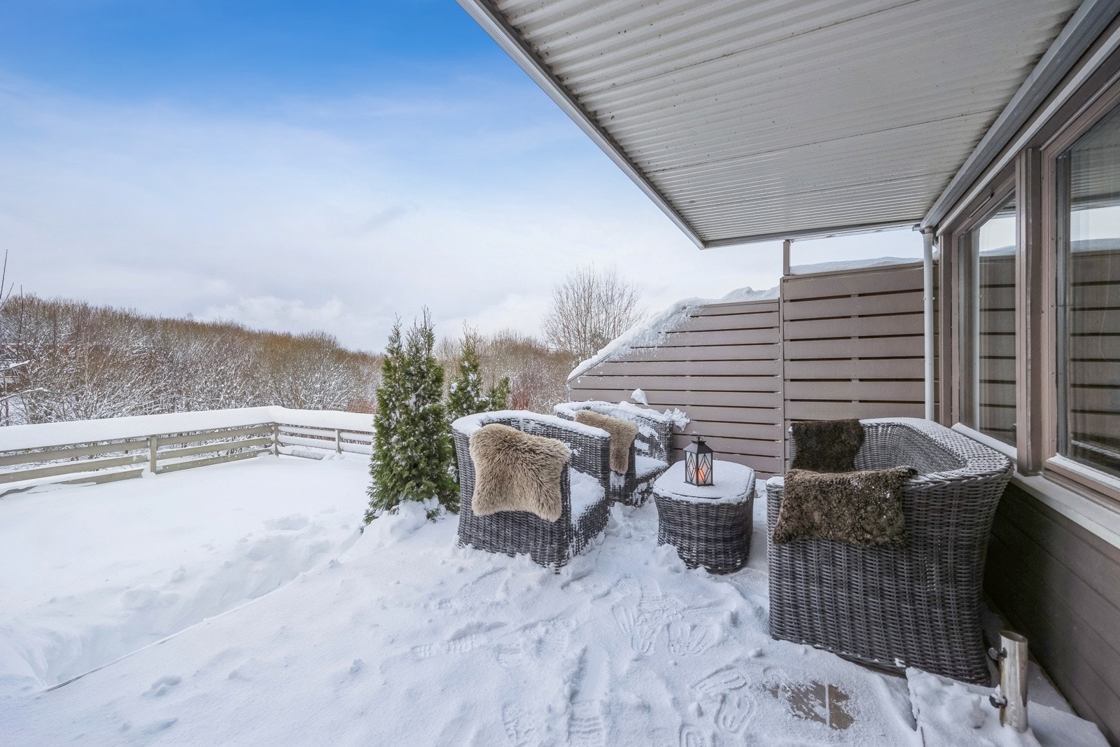 Fra terrassen er det tilkomst til et inngjerdet hageareal hvor store og små kan utfolde seg i trygge omgivelser. Galleribilde