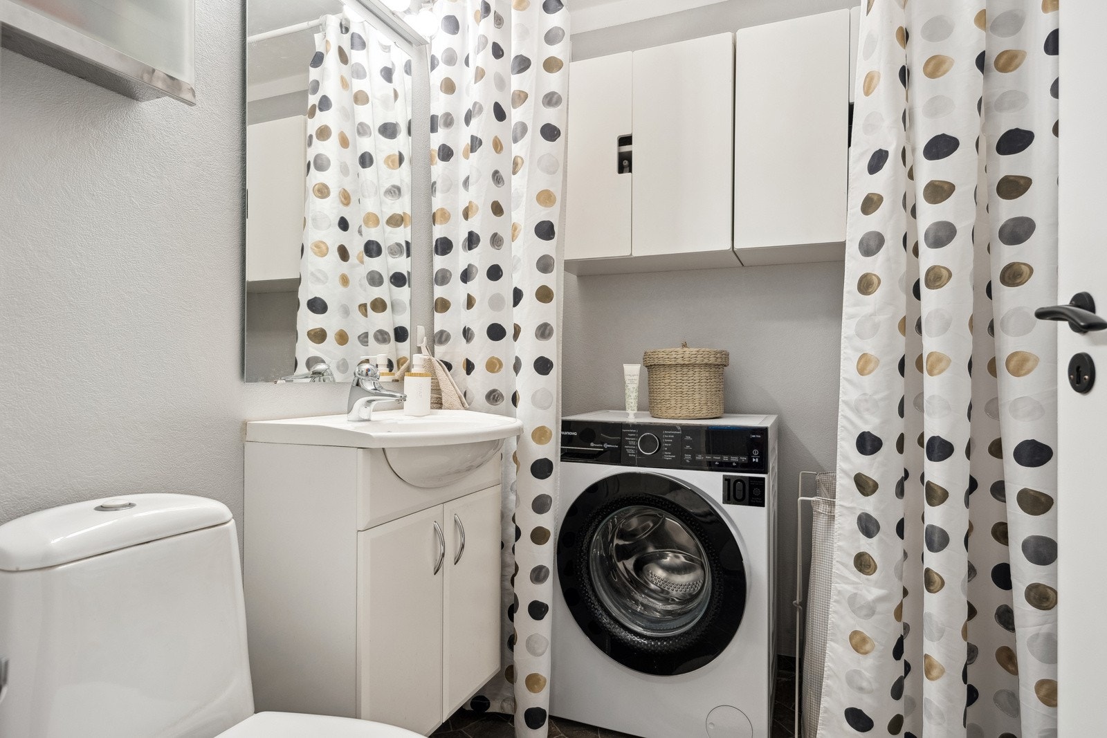 Innredningen består av nedfelt servant med underskap, speil, toalett og opplegg for vaskemaskin. Galleribilde