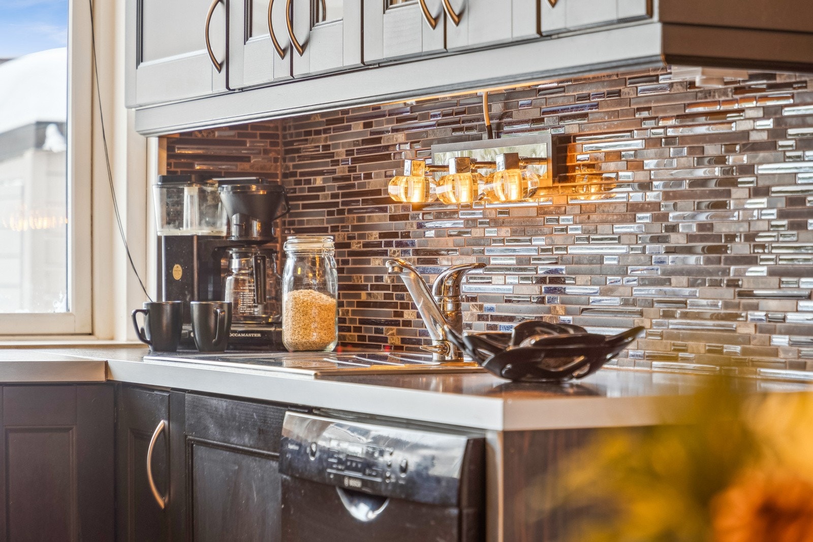 Det er medfølgende hvitevarer i form av oppvaskmaskin, stekeovn, platetopp og kombiskap. Galleribilde