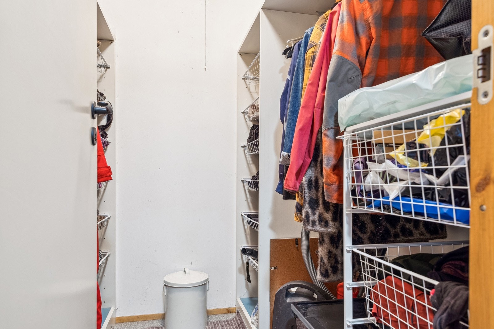 Den minste boden måler 3,5 kvm og er innredet med oppbevaringsløsninger for klær og annet utstyr. Galleribilde