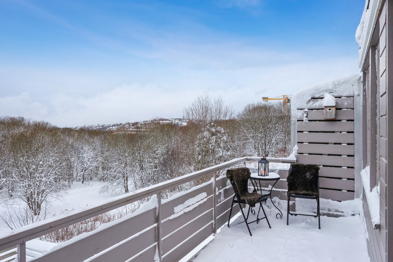 Her nyter man nydelig utsikt over nærområdet, vestover mot toppene i Bymarka og nordover i retning byen og Trondheimsfjorden. Galleribilde