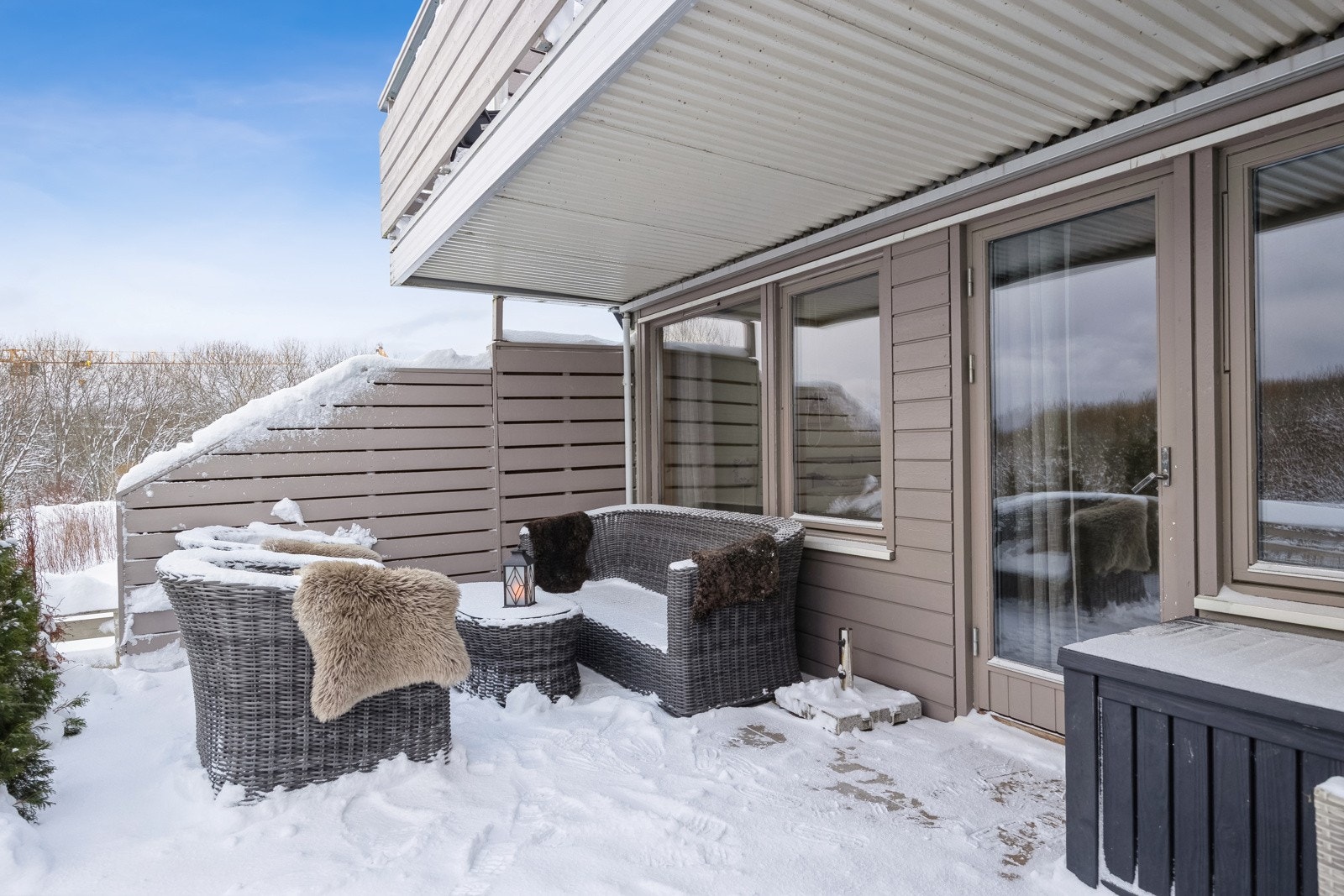 Fra det minste soverommet er det adkomst til en vestvendt terrasse på 17 kvm. Galleribilde