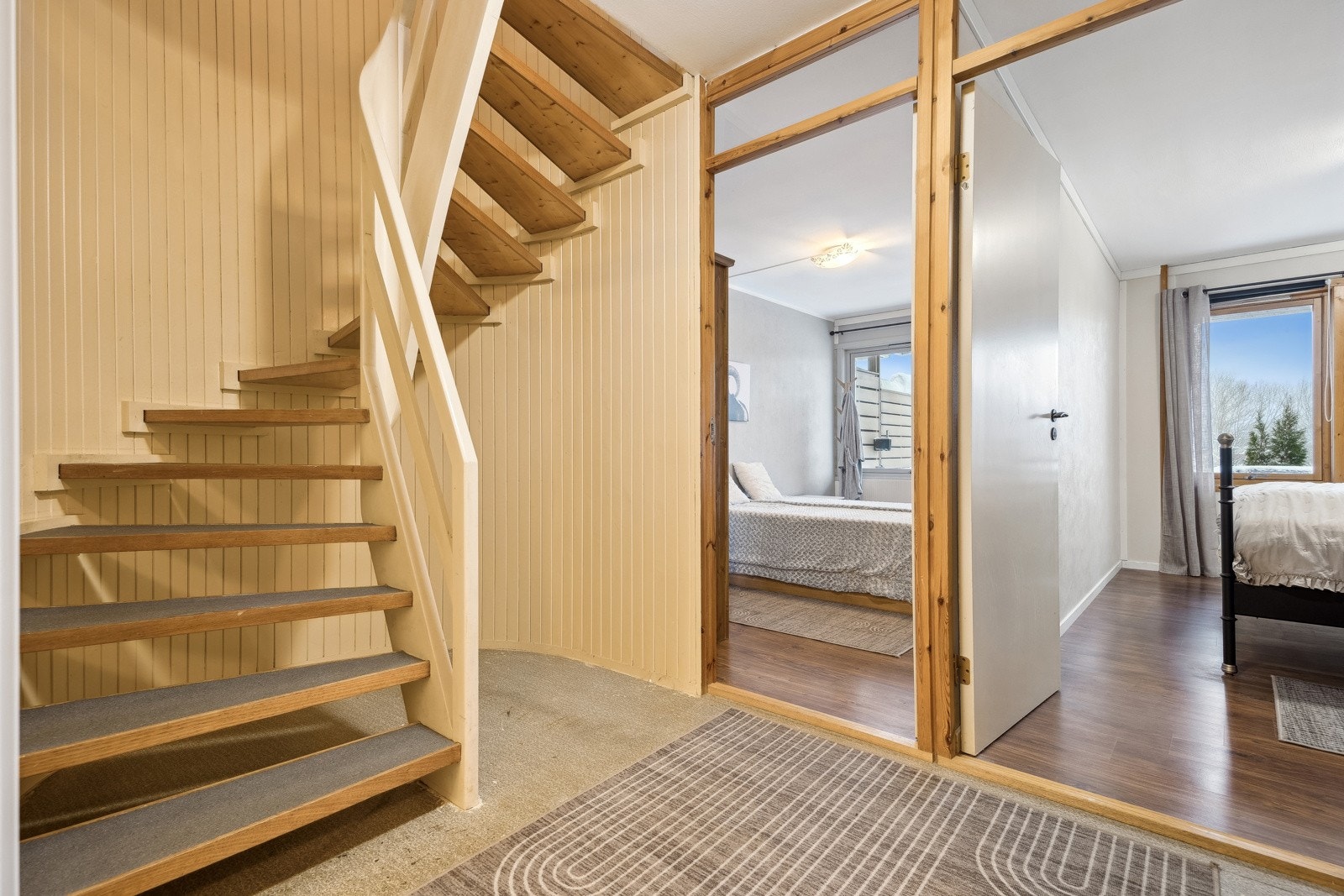 Tar man trappeløpet ned til sokkeletasjen ankommer man et gangareal som fordeler seg til leilighetens 2 soverom, bad og boder. Galleribilde