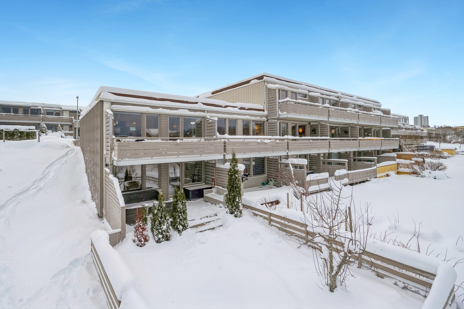 Proaktiv Eiendomsmegling v/Steinar Skaanes har gleden av å ønske velkommen til Blaklihøgda 11F, en tiltalende 3-roms rekkehusleilighet over 2 plan på Risvollan. Galleribilde