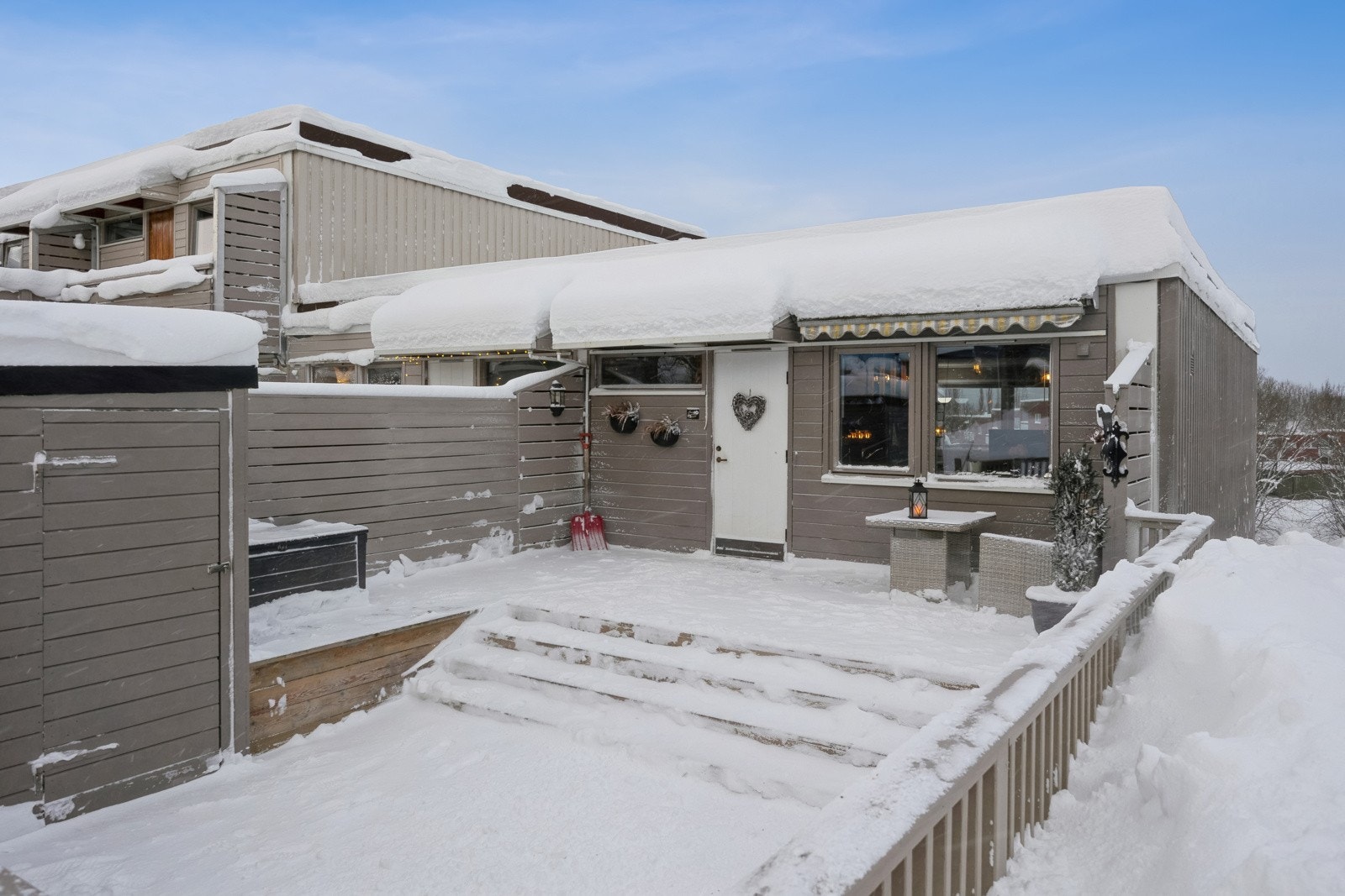 Det er satt opp en praktisk utebod i tilknytning terrassen med god plass til skiutstyr, sykler m.m. Galleribilde