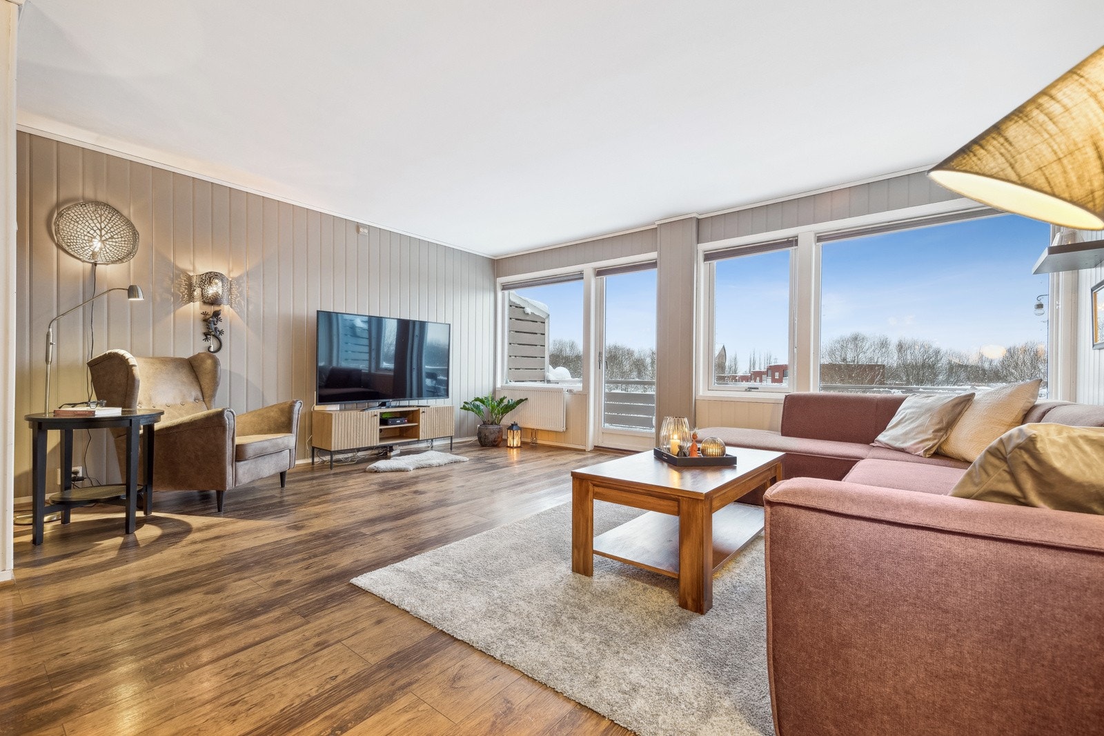 Fra stuen er det adkomst til en vestvendt terrasse på 9 kvm med ettermiddag- og kveldssol. Galleribilde