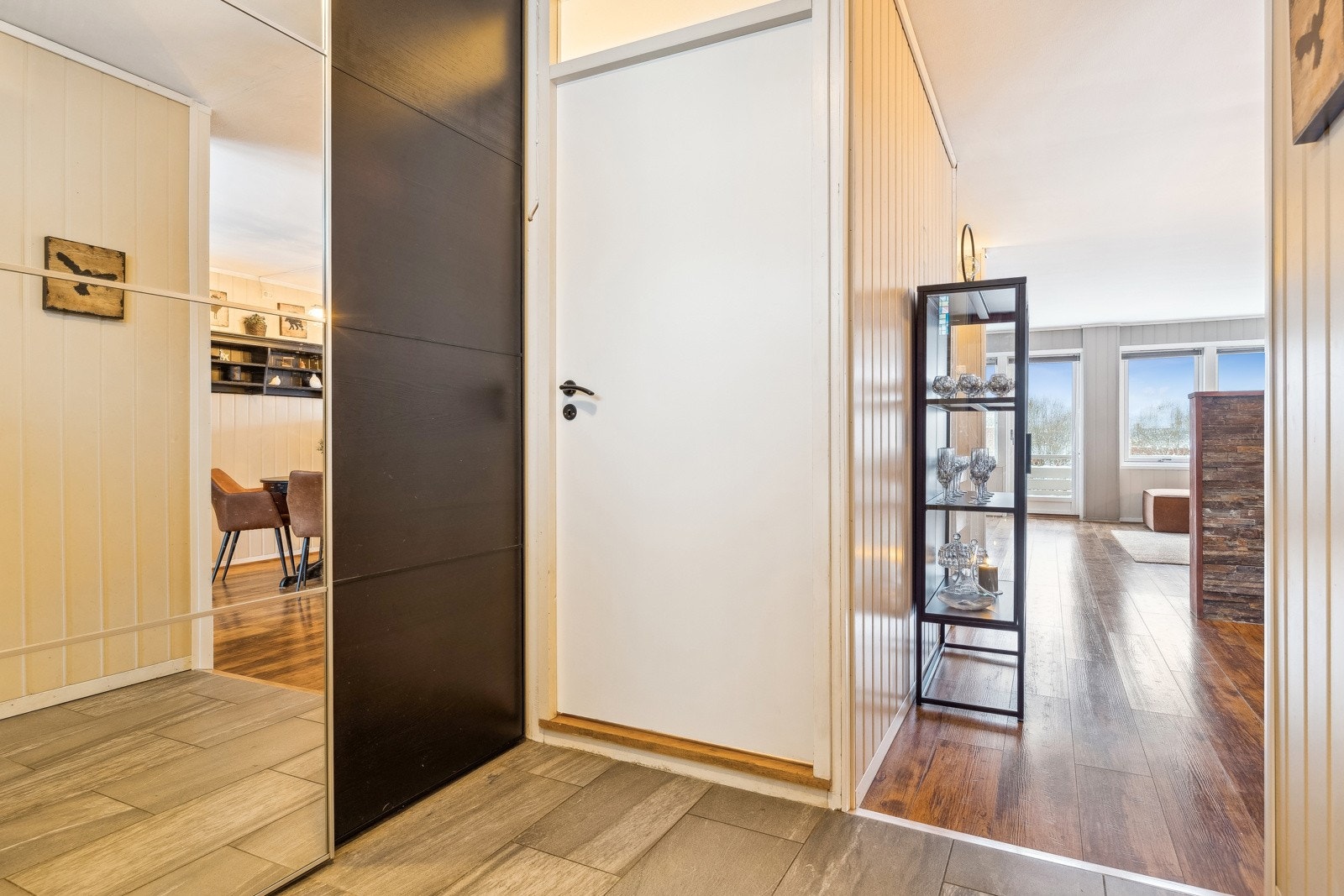 Vegg i vegg er det adkomst til et praktisk vaskerom, oppgradert i 2015. Galleribilde