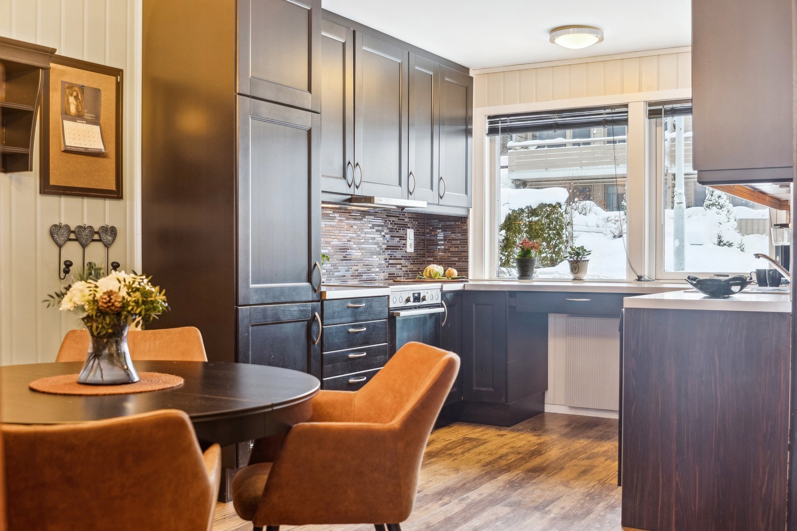 Kjøkkenet er av romslig karakter med svært god oppbevaringsplass i skuffer og skap. Galleribilde