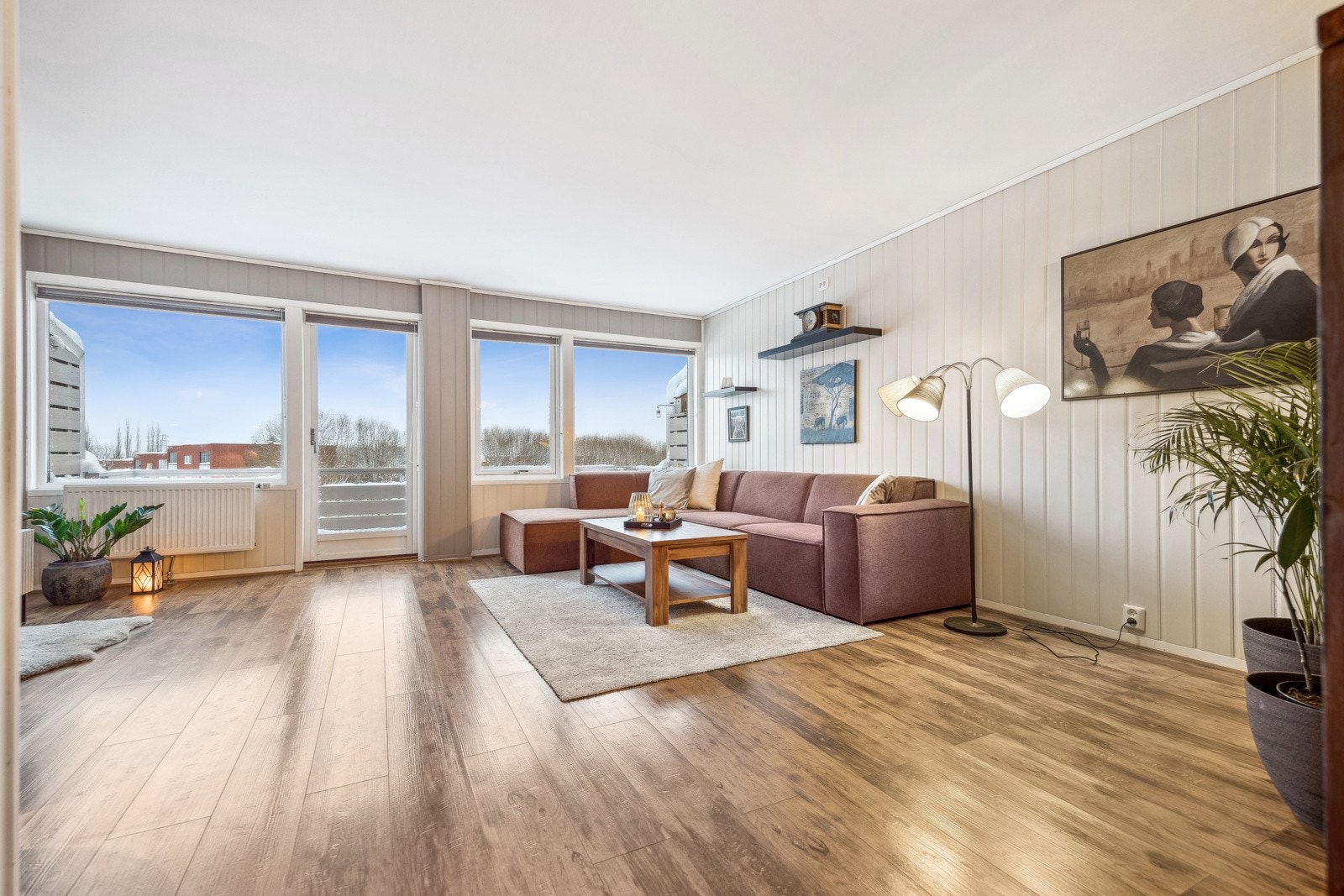 Stuen har en fin utforming og størrelse som gir plass til både spisebord, sofagruppe og mediemøblement. Galleribilde