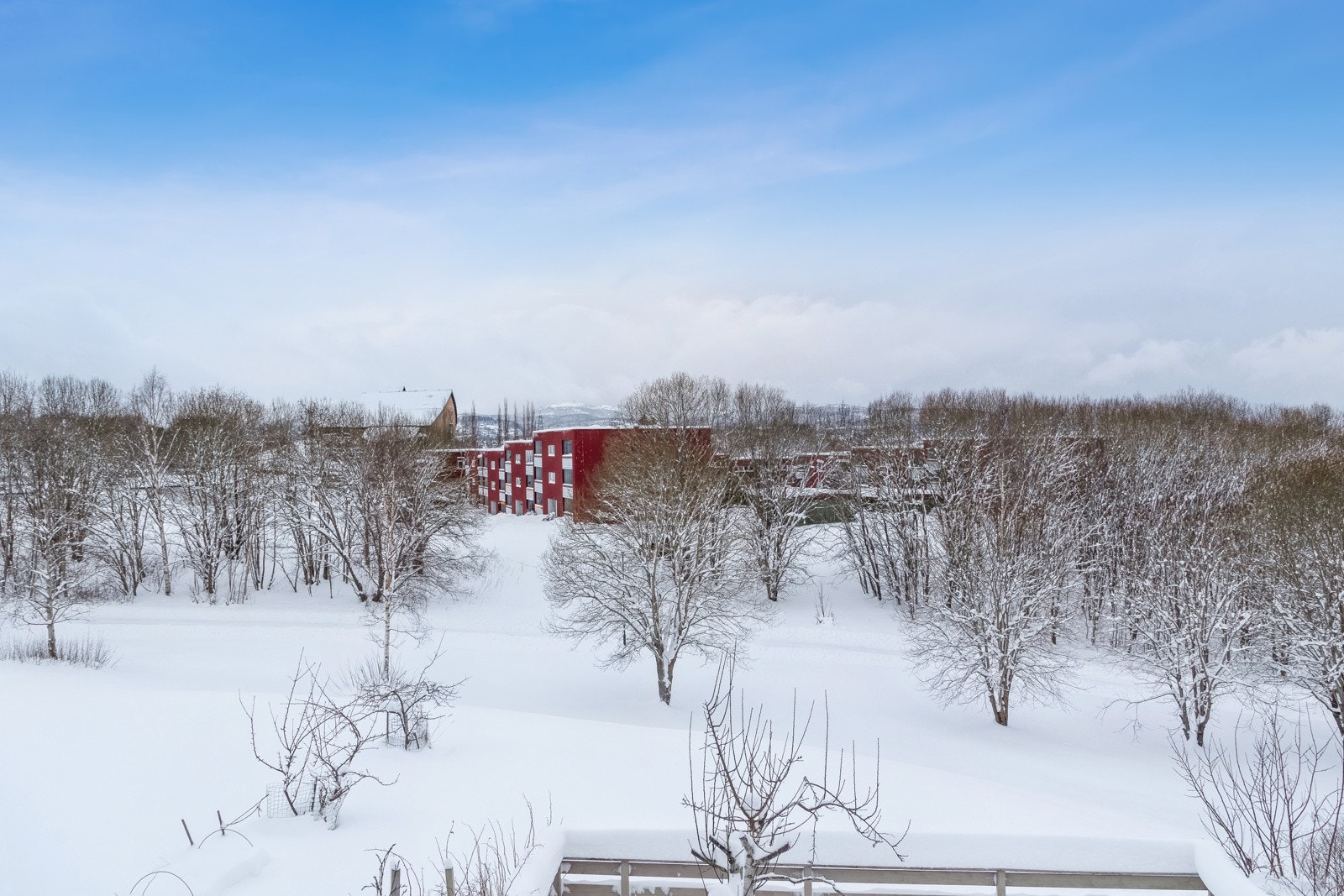 Leiligheten nyter en ypperlig endebeliggenhet nederst i feltet på Blaklihøgda, med åpent og fritt utsyn mot store friarealer. Galleribilde