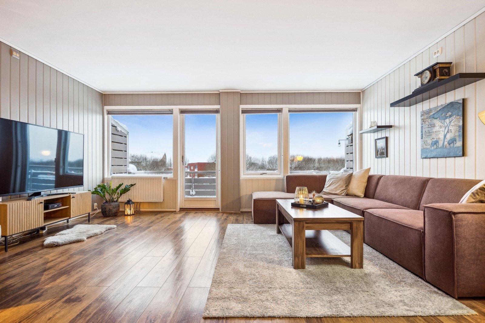 Oppholdsrommet varmes opp av fjernvarme via radiatorer. Galleribilde