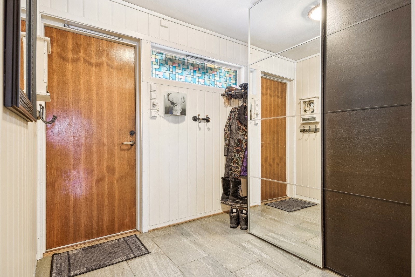 Forbi inngangsdøren venter en romslig gang på 5 kvm med behagelig gulvvarme. Galleribilde